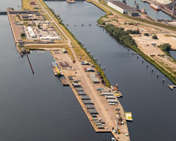 20210927_Binnenspuikanaal met Spui- en Gemaalcomplex Bron Topview Luchtfotografie.jpg
